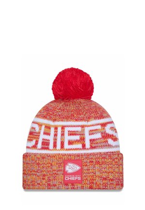 Strickmütze in Rot und Orange mit einem weißen Band, das "CHIEFS" zeigt, gekrönt von einem flauschigen roten Pompon und mit einem Team-Logo-Patch.