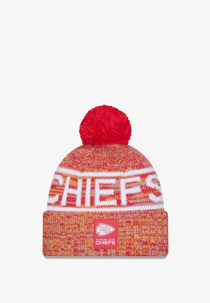 Berretto lavorato a maglia in rosso e arancione con una banda bianca che riporta la scritta "CHIEFS", sormontato da un pompon rosso soffice e dotato di un patch del logo della squadra.