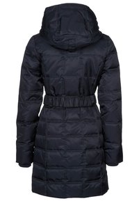 Svart vadderad jacka med huva, åtdragen midja och quiltad textur. Har långa ärmar och en medellång design. Ingen synlig hårdvara.