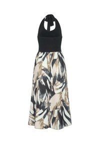 Robe noire à fleur légèrement décolletée avec un corsage ajusté, jupe fluide à motifs dans des teintes de noir, beige et bleu pastel, ornée de motifs de feuilles abstraites.