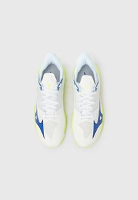 Άσπρα αθλητικά παπούτσια με μπλε λεπτομέρειες και φωσφορίζουσες κίτρινες σόλες, με υλικό από δίχτυ, σχέδιο με κορδόνια και χαρακτηριστικό λογότυπο στο πλάι.