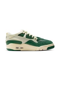 Sneaker in camoscio verde e mesh con dettagli color crema, forma arrotondata, ammortizzazione ad aria visibile e suola in gomma testurizzata. Lacci dello stesso colore crema.