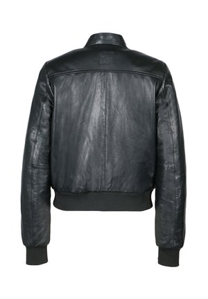 Zwarte leren bomberjack met geribbelde manchetten en tailleband, zichtbare stiksels en een klein geperst embleem onder de kraag aan de achterkant.