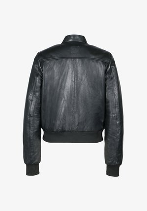 Zwarte leren bomberjack met geribbelde manchetten en tailleband, zichtbare stiksels en een klein geperst embleem onder de kraag aan de achterkant.