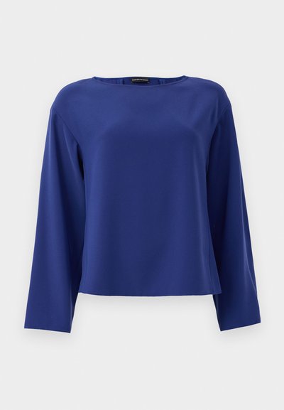 Maglietta a maniche lunghe di colore blu navy con scollatura tonda. Realizzata in un tessuto morbido e leggero, con una vestibilità rilassata e svasata e cuciture minime.