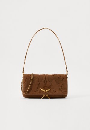 Braune Wildleder-Schultertasche mit geprägt floralem Muster, goldfarbenen Beschlägen und einer Kettenriemen. Rechteckige Form mit einem oberen Klappenverschluss.