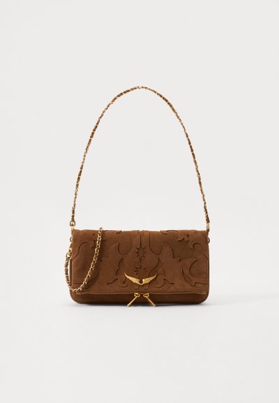 Sac à épaule en daim marron avec un motif floral embossé, quincaillerie dorée et une bandoulière en chaîne. Forme rectangulaire avec un fermoir à rabat.