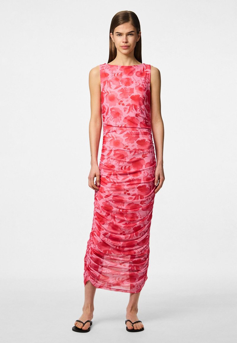 Rozā maxi kleita ar ziedu rakstu, izgatavota no viegla auduma. Piedāvā bezpiedurkņu dizainu un savilktu tekstūru gar sāniem.