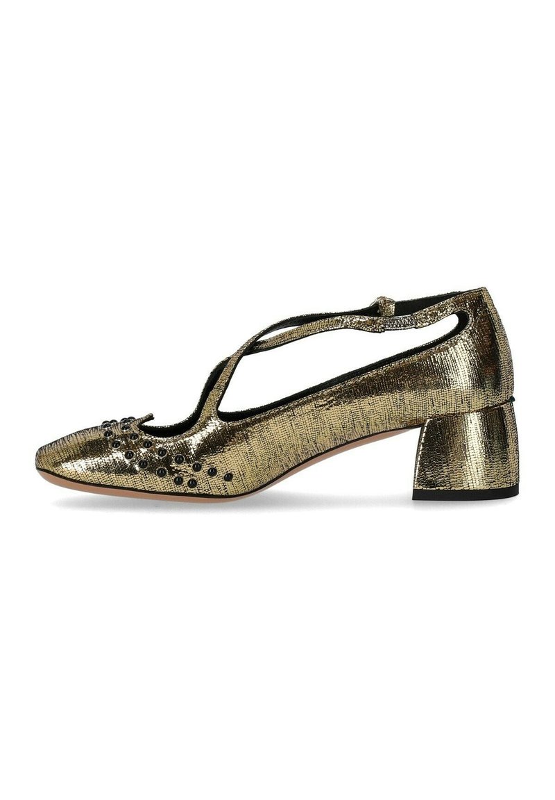 Scarpa con tacco blocco in metallo dorato, con punta aperta, dotata di T-strap e dettagli borchiati sul davanti. Superficie testurizzata e finitura liscia.