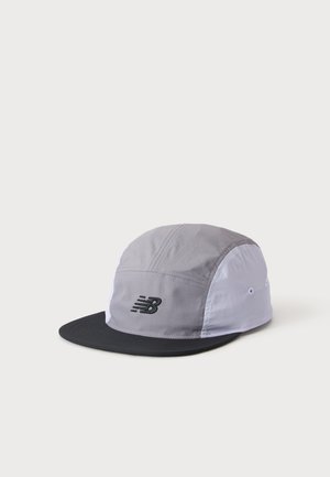 Grå og hvid fem-panel kasket med sort flad skygge og sort New Balance-logo på frontpanelet.