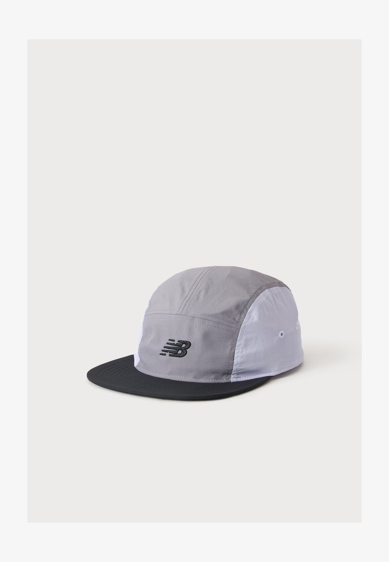 Casquette cinq panneaux grise et blanche avec une visière plate noire et un logo New Balance noir sur le panneau avant.