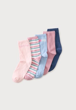 Cinq paires de chaussettes pliées en rose, rayées rose-vert-blanc, bleu clair avec texte, rose uni et bleu foncé sur fond blanc.