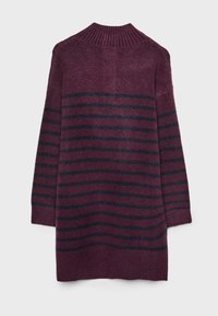 Bordo džemper s tamnoplavim vodoravnim prugama, rebrastim ovratnikom i dugim rukavima. Mekana tekstura, dizajn srednje duljine, pogodan za slojevito odijevanje.