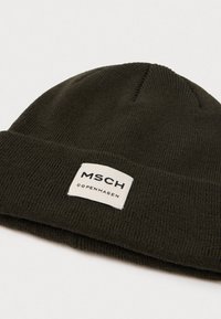 Berretto lavorato a maglia verde oliva scuro con risvolto e etichetta rettangolare bianca con la scritta "MSCH COPENHAGEN" sul davanti.