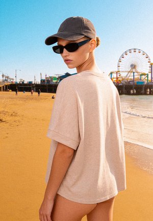 Mira Paris, ESSENTIAL OVERSIZED ROLL UP TEE 26 - T-shirt print - mottled beige