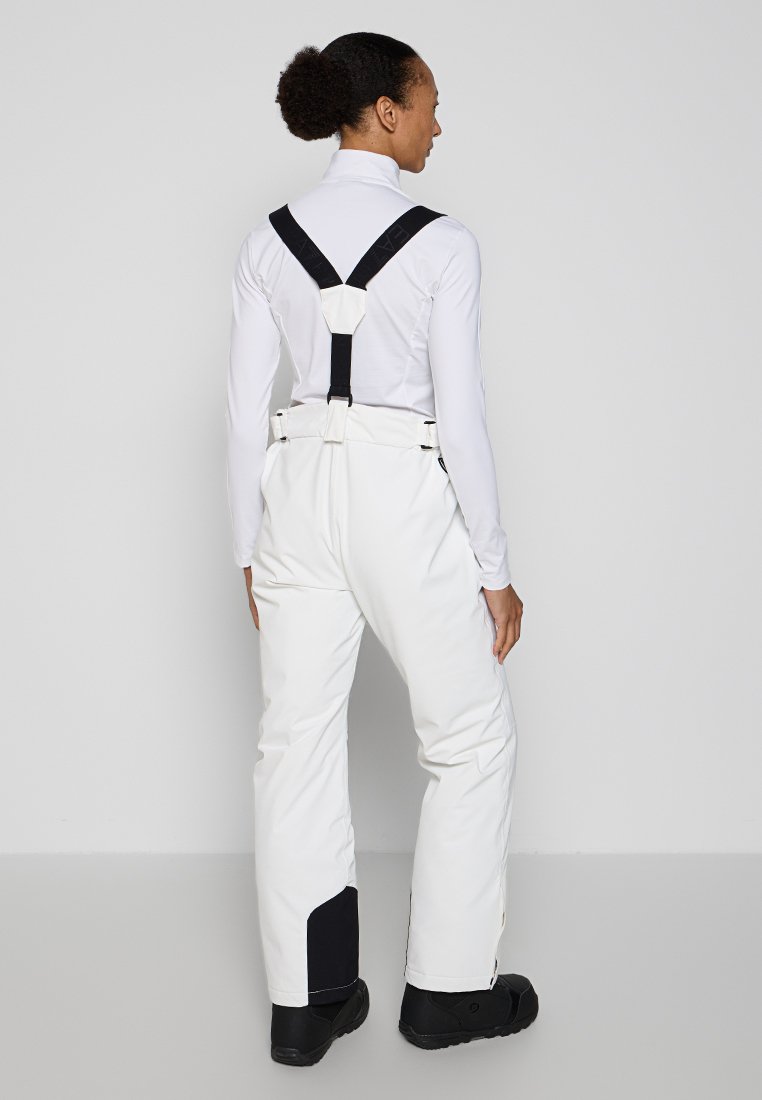 Pantaloni da sci bianchi con spalline nere regolabili, design aderente e rinforzi neri sulle gambe, caratterizzati da un tessuto liscio e resistente.