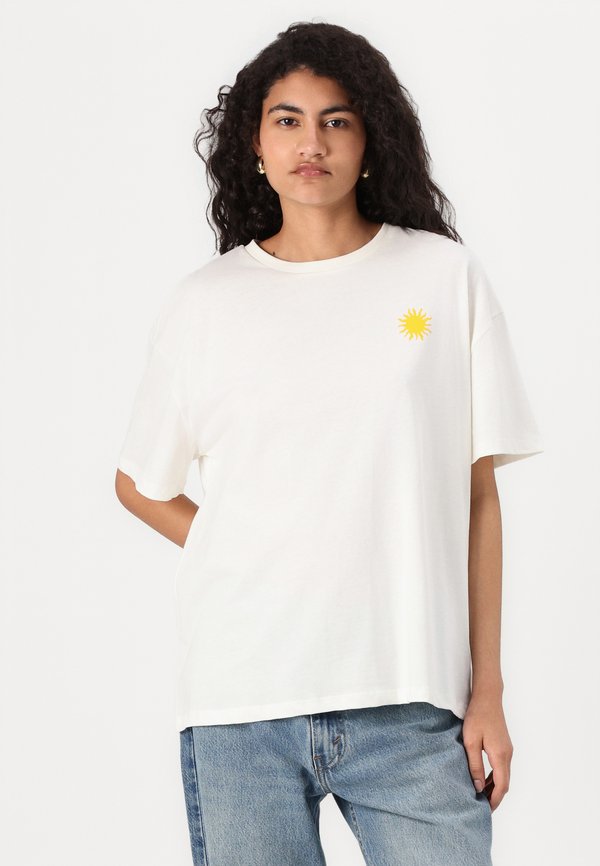 PCMISTY SUMMER TEE - Print T-shirt - cloud dancer3