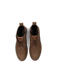 Braune Wildleder-Stiefeletten mit Schnürung, runder Zehenform und kontrastierenden braunen Akzenten; ausgestattet mit einer Zuglasche und strukturierter Innensohle.