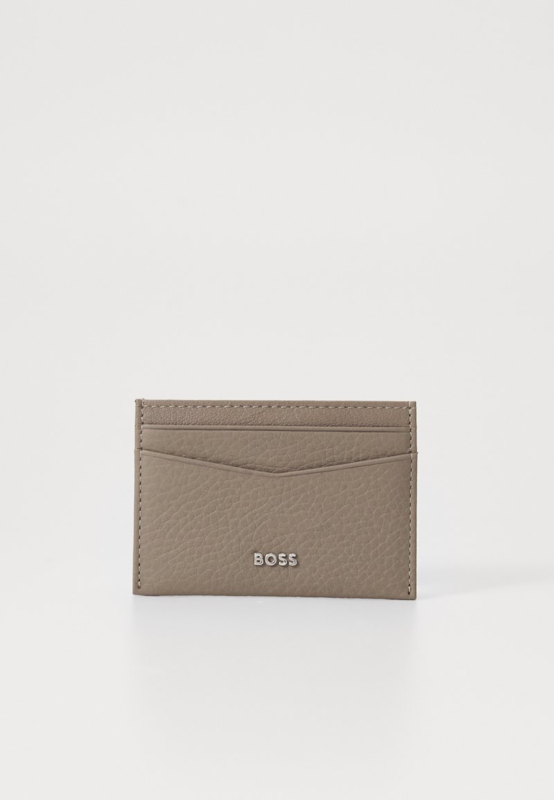 Porta-cartões de pele castanha texturizada com cinco compartimentos. Apresenta um logótipo subtil na frente e um design minimalista.