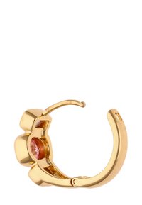 Boucle d'oreille en or avec un bord en forme de coquille et une pierre précieuse rose insérée à l'intérieur du dos creux, présentée ouverte sur un fond blanc.