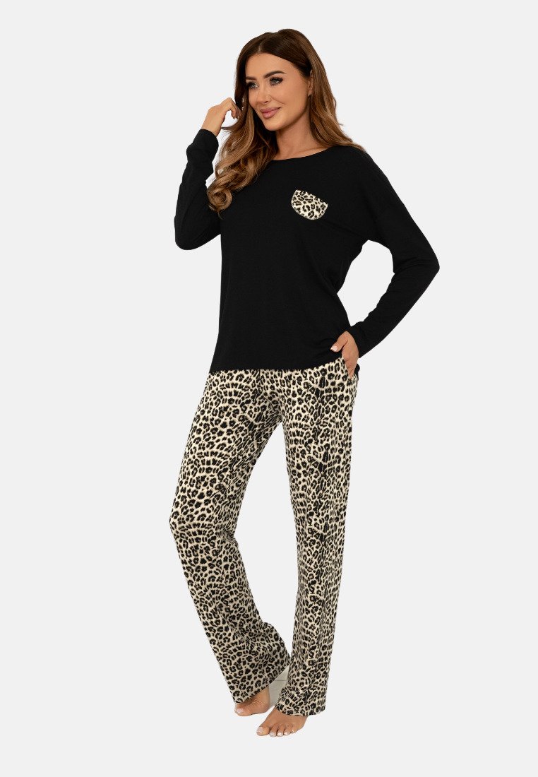 Czarny longsleeve z kieszenią w panterkę, zestawiony z beżowymi spodniami z czarnym wzorem w panterkę. Miękka tkanina, luźny krój.