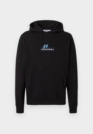 Svart hettegenser med frontlomme og blått og hvitt tekst som sier "Det virker aldri som vi skal noe sted før vi kommer dit MSGM" på brystet.