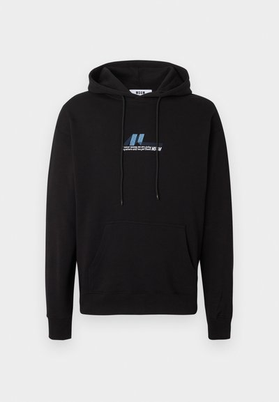 Sweat à capuche noir avec poche avant et texte bleu et blanc indiquant « Il ne semble jamais que nous allions quelque part jusqu'à ce que nous y arrivions MSGM » sur la poitrine.