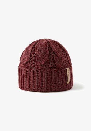 Gebreide bordeauxrode muts met een kabelpatroon bovenop en een geribbelde rand. Heeft een klein stoffen label aan de zijkant. Zachte textuur en warm ontwerp.