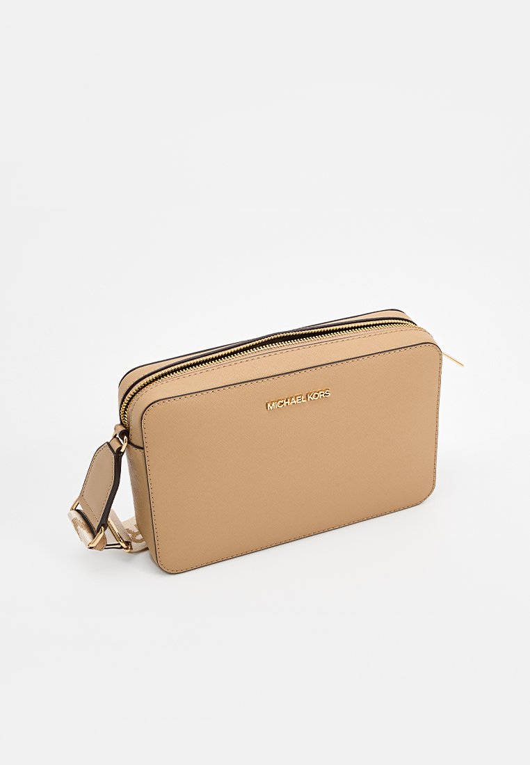 Sac bandoulière beige Michael Kors avec une forme rectangulaire, en cuir texturé, matériel doré et fermeture éclair. Dispose d'une sangle réglable.