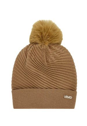 Beanie lavorato a maglia marrone con un design testurizzato a coste. Presenta una grande pom-pom pelosa sulla parte superiore e un piccolo accento con logo metallico sulla parte frontale.