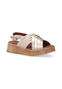 Beige leren sandaal met metalen accenten, open teen, sleufvormige bovenzijde, verstelbare enkelband en een platformzool met houtstructuur.
