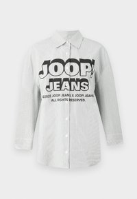 Stripete skjorte i lys grå med et svart grafisk trykk "JOOP! JEANS" på forsiden. Har krage og knappestolpe foran. Lange ermer.
