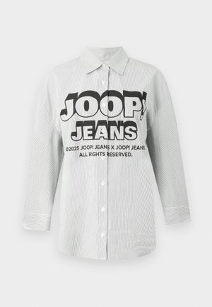 Camisa a rayas en gris claro con un diseño gráfico negro que dice "JOOP! JEANS" en la parte delantera. Presenta un cuello y cierre con botones en la parte delantera. Mangas largas.