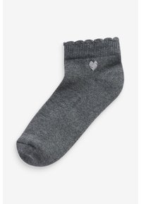 Szürke bokazokni ribbed pánttal és fodros éllel, oldalán egy kis ezüst szív emblémával. Texturált anyag rugalmassággal.