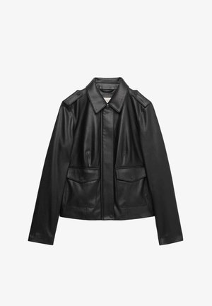 Zwarte jas van kunstleer met kraag, klepzakken met knopen, geknoopte schouderepauletten, lange mouwen en een sluiting met drukknoop aan de voorkant.