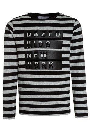 Chemise à manches longues à rayures horizontales noires et grises avec des blocs noirs formant le texte "DAZED KIDS NEW YORK" sur le devant.