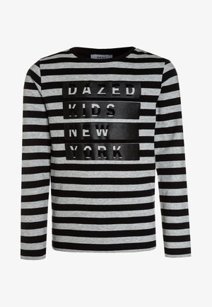 Schwarz-grau gestreiftes Langarmshirt mit schwarzen Blöcken, die auf der Vorderseite "DAZED KIDS NEW YORK" buchstabieren.
