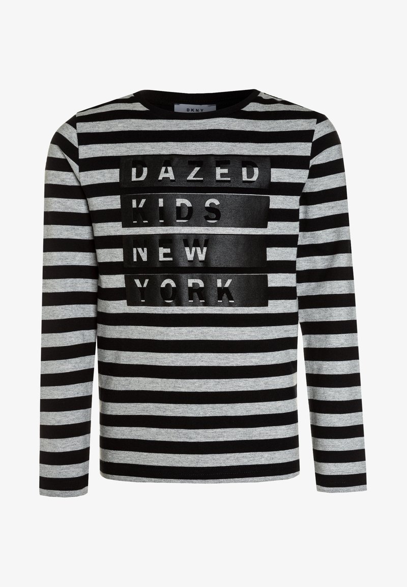 Schwarz-grau gestreiftes Langarmshirt mit schwarzen Blöcken, die auf der Vorderseite "DAZED KIDS NEW YORK" buchstabieren.