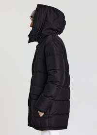 Cappotto impermeabile nero con cappuccio, caratterizzato da un design trapuntato, tasche frontali nascoste e lacci regolabili sul collo. Texture liscia.