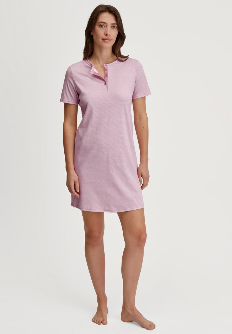 Abito rosa a maniche corte con scollatura henley, tre bottoni e un motivo a righe testurizzato su tutta la superficie.