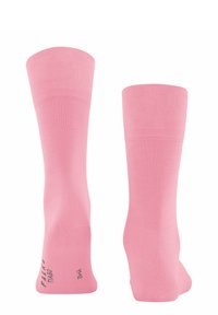 Calze alla caviglia di cotone rosa con polsino a coste e texture liscia. Presentano testo nero stampato sulle suole. Forma standard per un comfort ottimale.