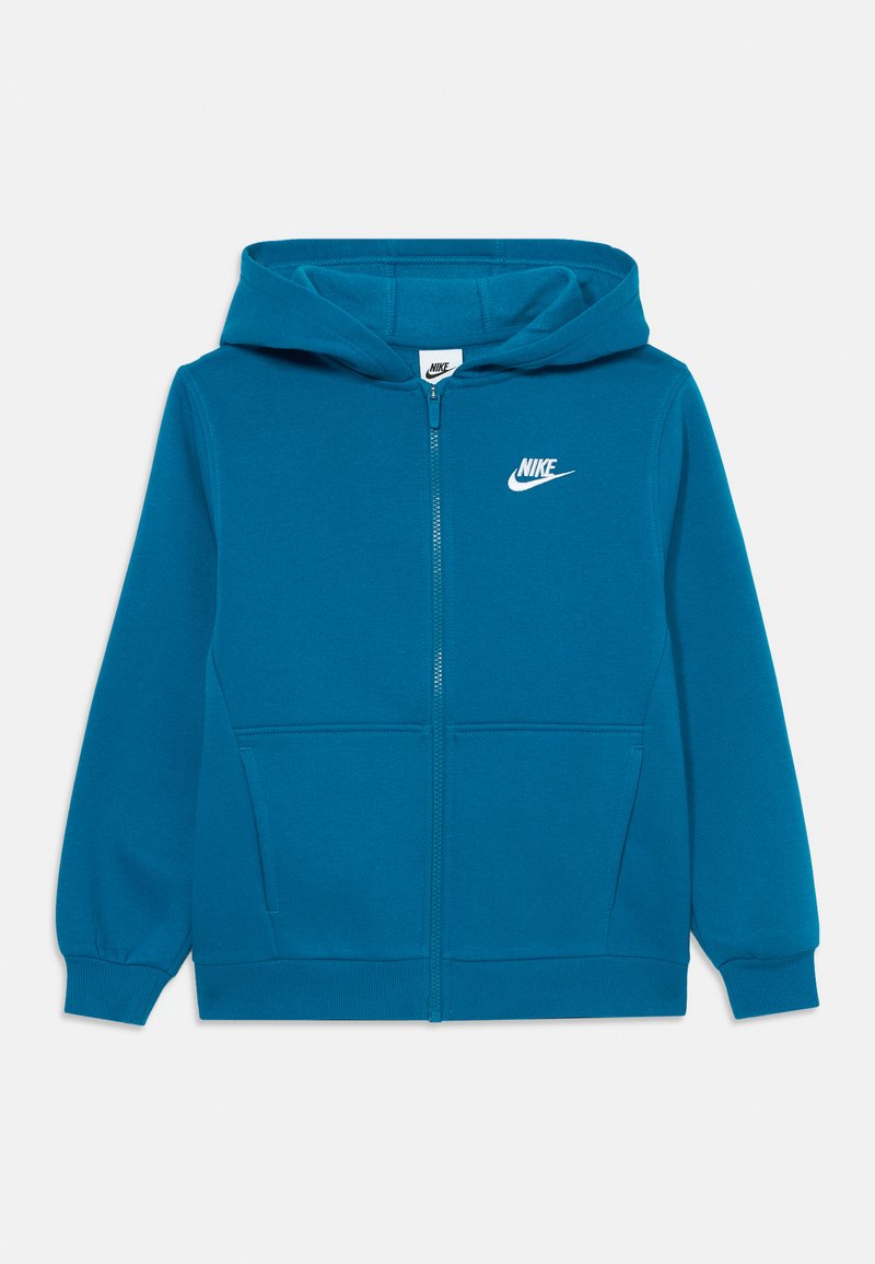 Μπλε φούτερ Nike με πλήρες φερμουάρ, με μπροστινές τσέπες και λογότυπο στην αριστερή πλευρά του στήθους, διαθέτει κουκούλα και ριμπ μανσέτες και στρίφωμα.