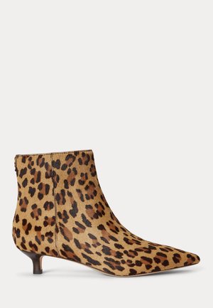 Stivaletto da donna alla caviglia con punta a mandorla, tacco basso kitten e fantasia leopardata beige su materiale liscio.