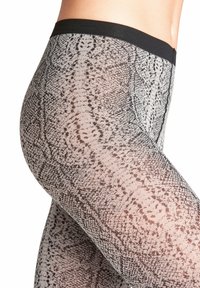Leggings in stampa di serpente nera e grigia con una texture liscia e una ampia vita nera, caratterizzati da un design aderente che si adatta al corpo.