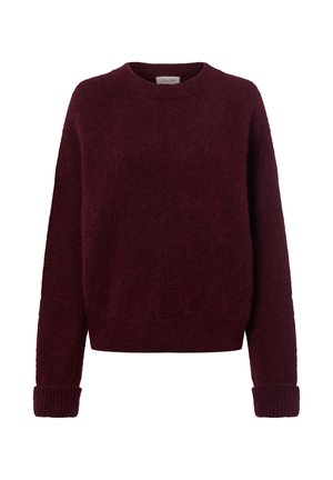 Ciemnoczerwony, miękki sweter dziany, z długimi rękawami oraz ściągaczami na mankietach, dole i przy okrągłym dekolcie, na białym tle.