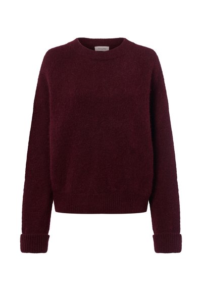 Pull tricoté rouge foncé avec manches longues et poignets, ourlet et encolure ronde côtelés, sur fond blanc.