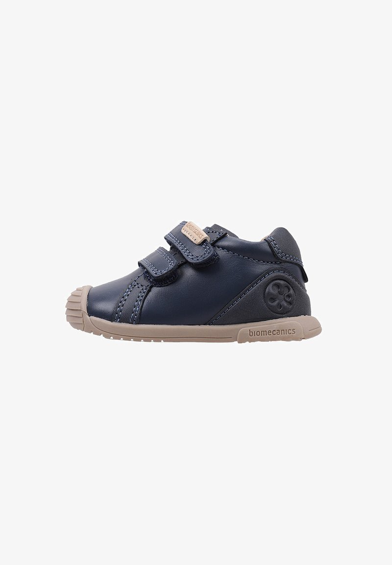 Zapatos para toddlers de cuero azul marino con dos correas de Velcro, suela de goma beige y un logo en el costado. Punta redonda con detalle de costura.