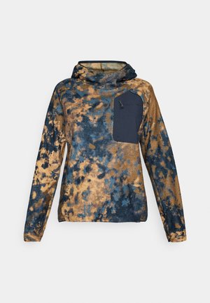 Haut à capuche en polaire avec un motif tie-dye bleu et marron, doté d'une poche frontale et d'un design à col montant. Texture douce, manches longues.