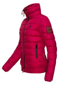 Doudoune rouge avec col montant, devant zippé, poches latérales avec zips noirs et un design texturé matelassé.