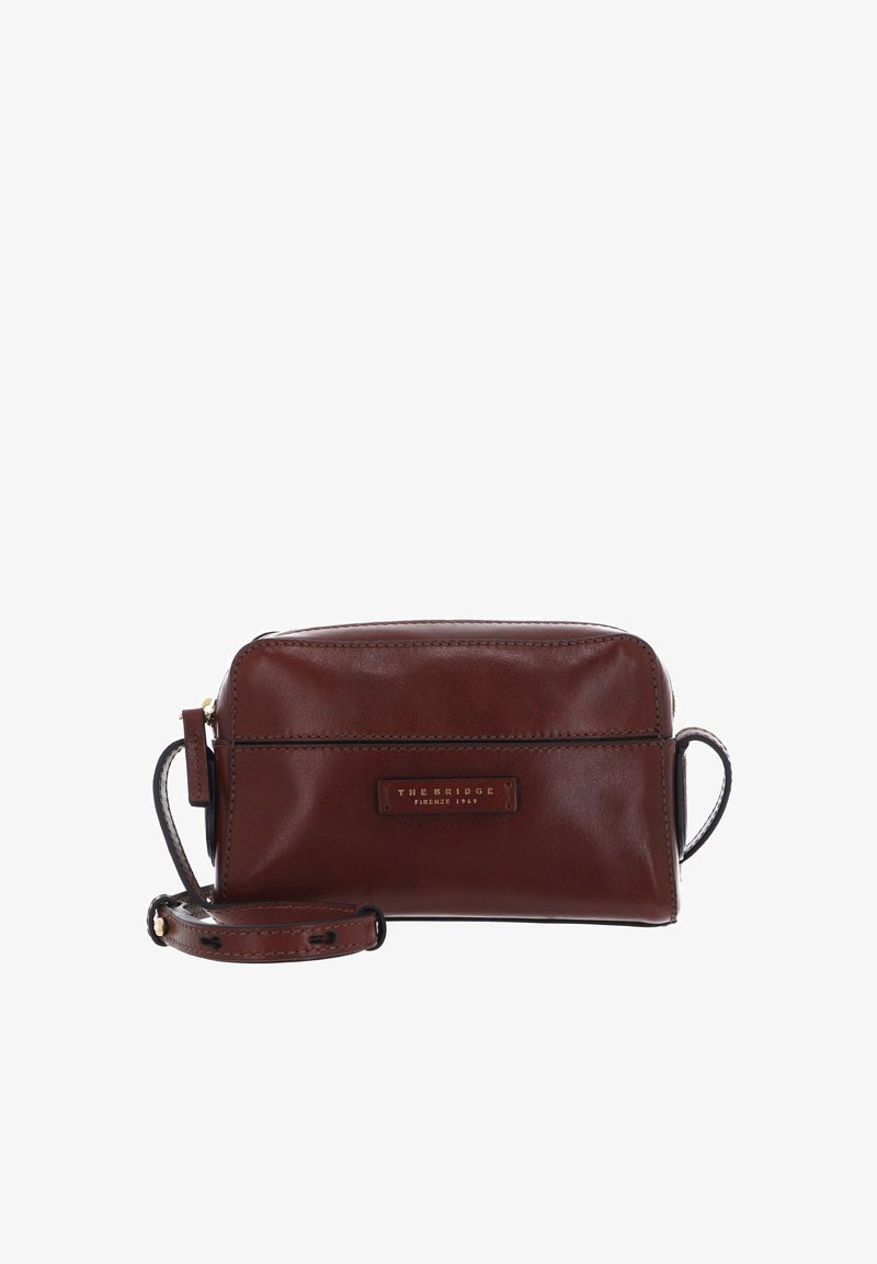 Borsa in pelle marrone con una texture liscia, forma rettangolare, chiusura con zip e una tracolla removibile. Plaque con logo sulla parte anteriore. Design compatto.